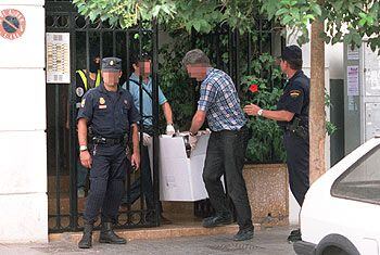 Agentes de policía trasladan objetos hallados en el piso utilizado por ETA en Valencia.