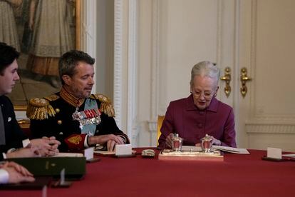 La reina Margarita II de Dinamarca firma la declaración de abdicación en el Consejo de Estado en el palacio de Christiansborg junto al heredero Federico y el príncipe Christian.