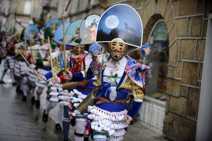 Un grupo de Cigarróns recorren las calles de Verín (Ourense), durante el 'Domingo corredoiro', como prólogo de los platos fuertes del Entroido (carnaval) ourensano.