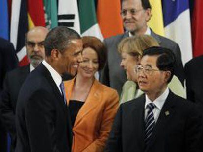 El presidente de EEUU, Barack Obama, saluda al primer ministro chino, Hu Jintao, en una cumbre del G20.