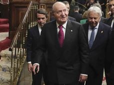 GRAF2650. MADRID, 06/12/2018.- Los Reyes eméritos Juan Carlos y Sofía, junto a los expresidentes del Gobierno José María Aznar (detrás-i) y Felipe González (detrás-2d), a la salida del hemiciclo del Congreso de los Diputados tras finalizar hoy el acto de la solemne conmemoración del 40 aniversario de la Constitución. EFE/Zipi