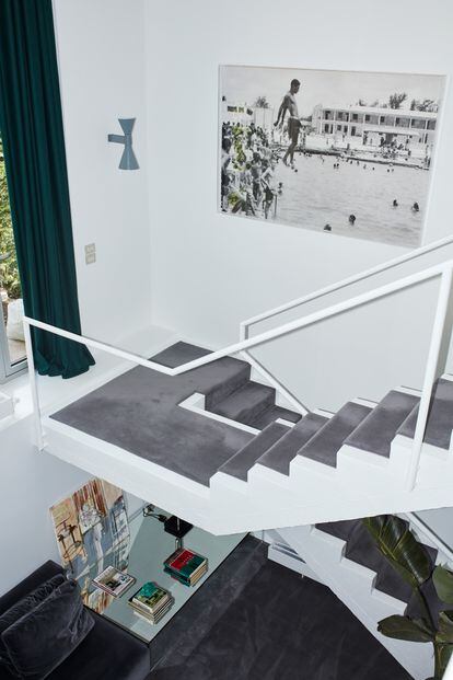 La escalera conecta el salón con el jardín y, arriba, el dormitorio.