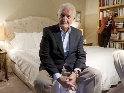 Carlos Fuentes retratado en su casa de Ciudad Mexico en 2009. A la derecha al fondo, Silvia Lemus.