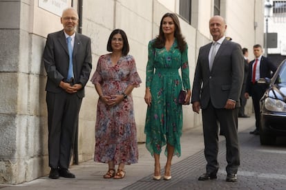 Doña Letizia ha presidido el acto de presentación de este primer libro de la Asociación Española de Dermatología y Venereología y de la Fundación Piel Sana, que pretende convertirse en hoja de ruta para los dermatólogos españoles.