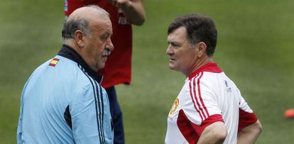Vicente del Bosque charla con José Antonio Camacho, seleccionador de China, durante un entrenamiento en La Cartuja.