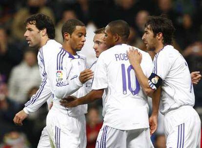 De izquierda a derecha, Van Nistelrooy, Marcelo, Sneijder, Robinho y Raúl celebran un gol.