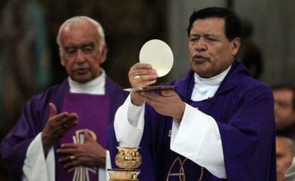 El cardenal Norberto Rivera en la catedral de México DF.
