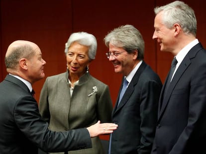 El ministro alemán de Finanzas, Olaf Scholz (izquierda), conversa con la presidenta del Banco Central Europeo, Christine Lagarde: el comisario de Economía de la UE, Paolo Gentiloni; y el ministro francés de Economía, Bruno Le Maire, el 17 de febrero durante la reunión del Ecofin en Bruselas.