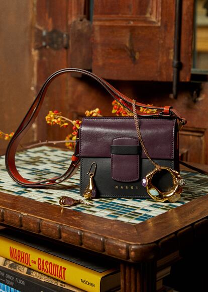 Las buenas intenciones no está reñidas con el tamaño, como demuestra este mini bolso bandolera de Marni, al igual que los pendientes y colgante de la firma. Disponibles en La Roca Village. FOTOS: Alba Ricart. SET DESIGN: Adrià Escribano.