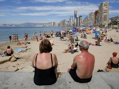 Turistas en la playa de Benidorm (Alicante)