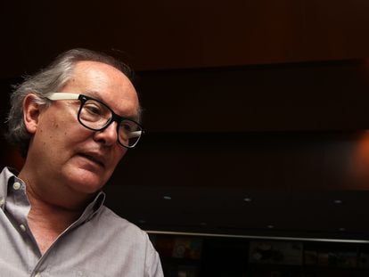El escritor mexicano Álvaro Uribe, ganador del Premio Xavier Villaurrutia con su novela "Autorretrato de familia con perro" durante una entrevista con Efe, en Ciudad de México.