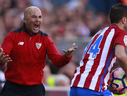 Sampaoli grita mientras Gabi saca de banda.