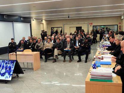 El expresidente de Bankia Rodrigo Rato junto al resto de acusados, durante la primera sesión del juicio por la salida a Bolsa de la entidad.