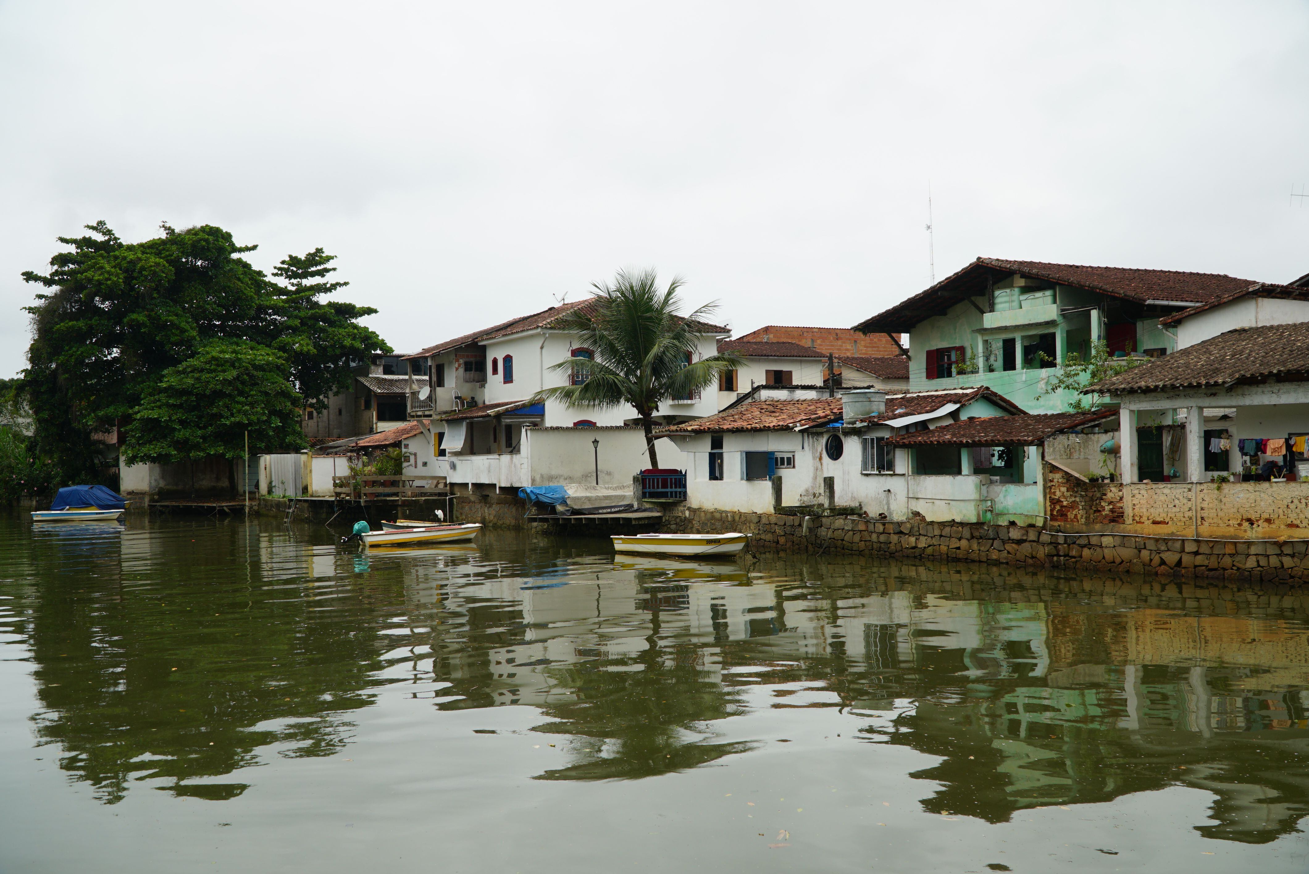 Viviendas en el canal del río Perequê-Açú que pasa contaminado por el centro urbano de Paraty.