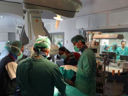 Cateterismo en el quirófano de cardiología pediátrica del Hospital La Paz.