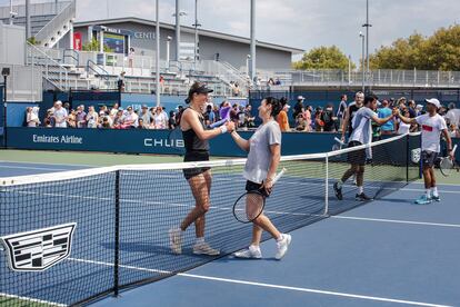 Jabeur se saluda con la bielorrusa Victoria Azarenka tras pelotear en una de las pistas del complejo Billie Jean King National Tennis Center. 