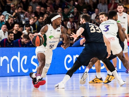 Kendrick Perry en una jugada con Mirotic durante el segundo partido de la semifinal de la ACB entre el Unicaja y el Barcelona, en el Palau Blaugrana este viernes.