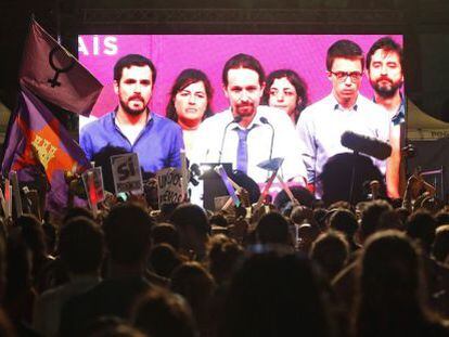 Simpatizantes de Unidos Podemos escuchan las declaraciones de su l&iacute;der Pablo Iglesias.