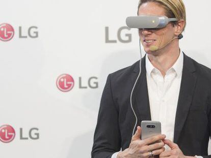Fernando Torres prueba el nuevo m&oacute;vil de LG y sus gafas de realidad virtual en un evento de lanzamiento.