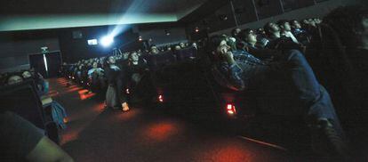 Espectadores en una sala donde se reponen películas clásicas.