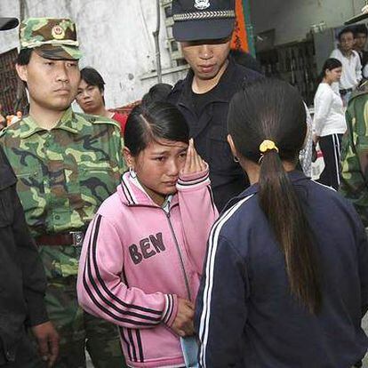 Una de las niñas esclavas  llora tras ser rescatada de la fábrica.
