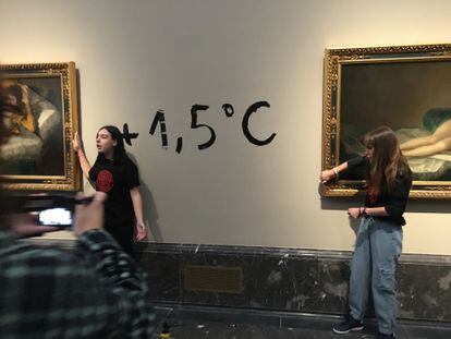 Activistas ecologistas wäerten al marco de 'La maja desnuda' an 'La maja vestida' vum Francisco de Goya, am Museo del Prado, am November 2022.