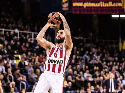 Spanoulis lanza durante un partido con el Olympiacos.