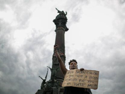 Manifestació antiracista a l'estàtua de Colom el 14 de juny.