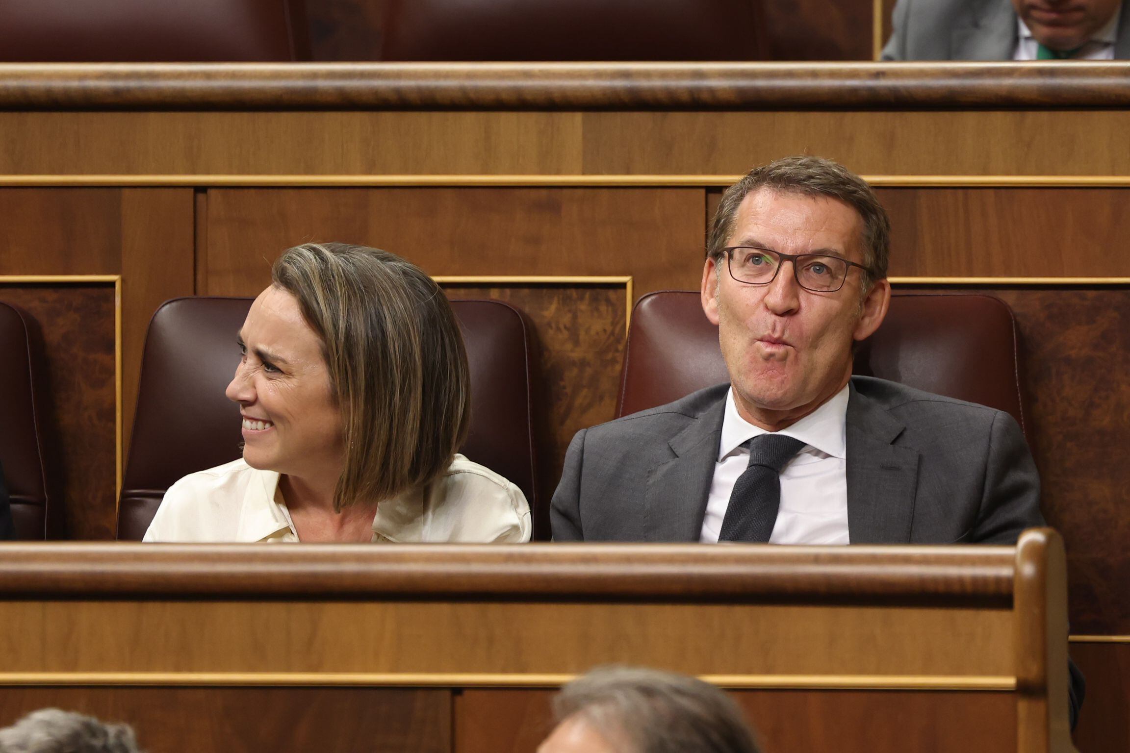 Los populares Alberto Núñez Feijóo y Cuca Gamarra ríen en un momento del debate. 