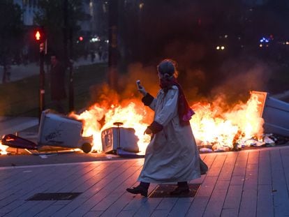 Basuras incendiadas en Nantes tras anunciar el Consejo Constitucional francés que aprobaba la reforma de las pensiones.