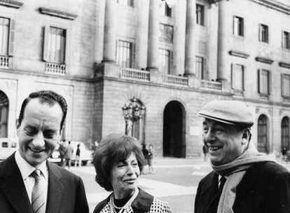De izquierda a derecha, Esteban Busquets, Matilde Urrutia y Pablo Neruda, en Barcelona en 1967.