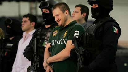 El narcotraficante Édgar Valdez Villarreal, alias 'La Barbie', es presentado en Ciudad de México tras su arresto en 2010.
