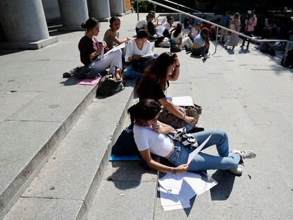 Varios jóvenes descansan y estudian en la Universidad Complutense durante los exámenes de la EBAU.