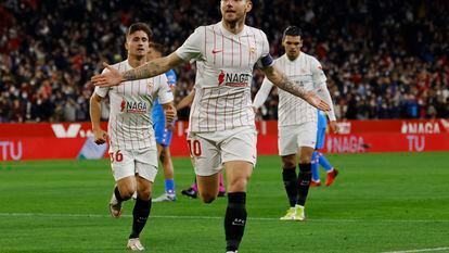 Rakitic, del Sevilla, celebra un gol en un partido de Liga de la temporada pasada.