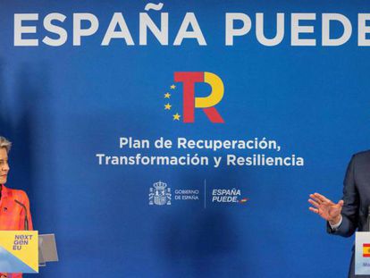 La presidenta de la Comisión Europea, Ursula von der Leyen, comparece junto al presidente del Gobierno, Pedro Sánchez.