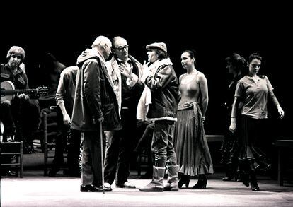 Desde la izquierda, Antonio Saura, Carlos Saura, Antonio Gades y Cristina Hoyos, responsables del montaje español de 'Carmen' en versión ballet, charlan en el escenario del teatro Monumental de Madrid el 15 de marzo de 1984.