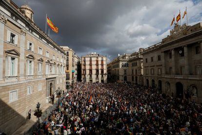 Los concentrados en la plaza de Sant Jaume en apoyo a los cargos independentistas citados a declarar cantan "El Segadors".