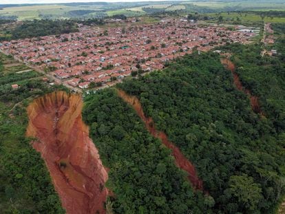 Vista aérea de erosiones en Buriticupu, Estado de Maranhao, Brasil, tomada el 21 de abril de 2023.