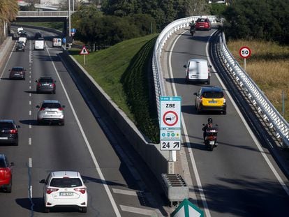 Vehículos circulando por la Ronda del Litoral de Barcelona, con señales de la zona de bajas emisiones.