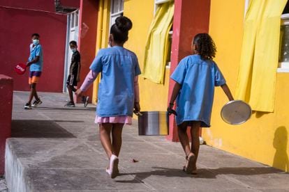 Escuela infantil a la hora del almuerzo. El FICASE es la institución encargada de dirigir el Plan Nacional de Alimentación y Salud Escolar (PNASE) de Cabo Verde, que entre otros beneficios garantiza al alumnado un almuerzo que aporta el 25% de sus necesidades diarias. De este refuerzo nutricional se benefician aproximadamente 100.000 menores en edad escolar. El sistema de alimentación escolar se abastece de productos hortofrutícolas a través de las redes de productores familiares, que han sido creadas en distintos puntos del archipiélago desde 2015 para satisfacer las necesidades de un mercado que representa al 20% de la población. La apertura económica del país trajo consigo los desórdenes ya clásicos del progreso. La dieta tradicional de gran valor nutritivo ha dado paso a una pauta de consumo desordenada con alimentos ultraprocesados que genera problemas de carencias de hierro. Si en 1978 los jóvenes del país se enfrentaban a problemas de crecimiento, ahora afrontan otros como la obesidad y el sobrepeso infantil.