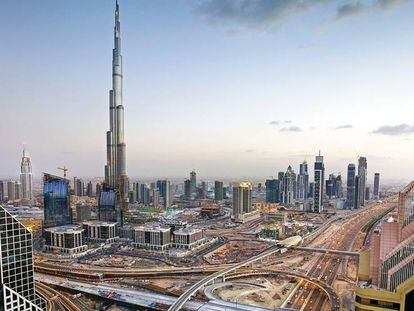 Dubai con el edificio Burj Dubai en el centro, el m&aacute;s alto del mundo.