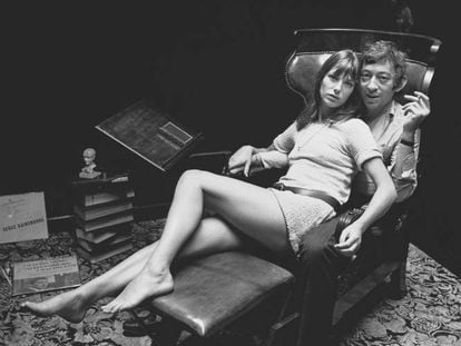 Jane Birkin y Serge Gainsbourg en su casa de París.