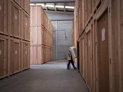 Aquí se guardan los muebles de 600 familias desahuciadas en Barcelona