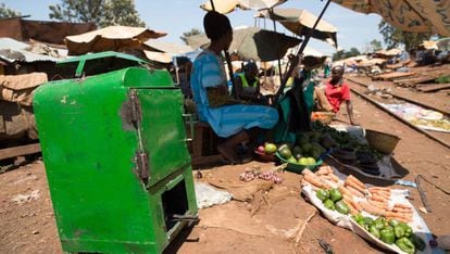 Un deshidratador de frutas y verduras, junto a un puesto de alimentos en Kampala (Uganda).