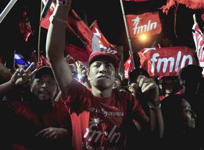 Simpatizantes del FMLN aclaman a Mauricio Funes tras conocer su victoria en las elecciones presidenciales celebradas en El Salvador.