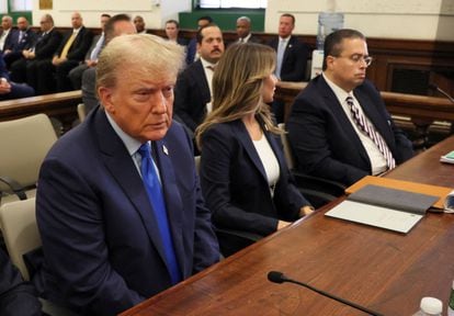 Donald Trump, asistido por sus abogados, durante el juicio. 