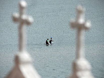 Dos mariscadores furtivos se adentran en la r&iacute;a de Ferrol.