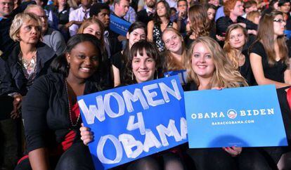 Simpatizantes de Obama durante un mitin de su mujer en Delaware (Ohio).