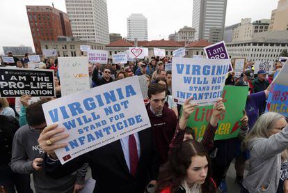 Un grupo antiabortista protesta contra la ley de aborto de Virginia.