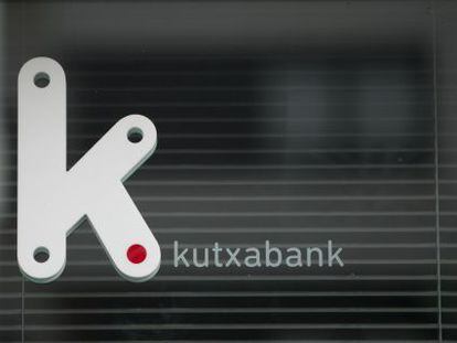 El logo de Kutxabank en una de sus sucursales. 